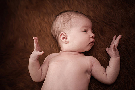 تصویر رشد نوزاد در 6 ماه و 2 هفتگی : چپ دست یا راست دست؟