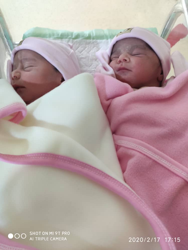 عکس نوزادان دوقلو فرمهر و فرماه  اسفندياري