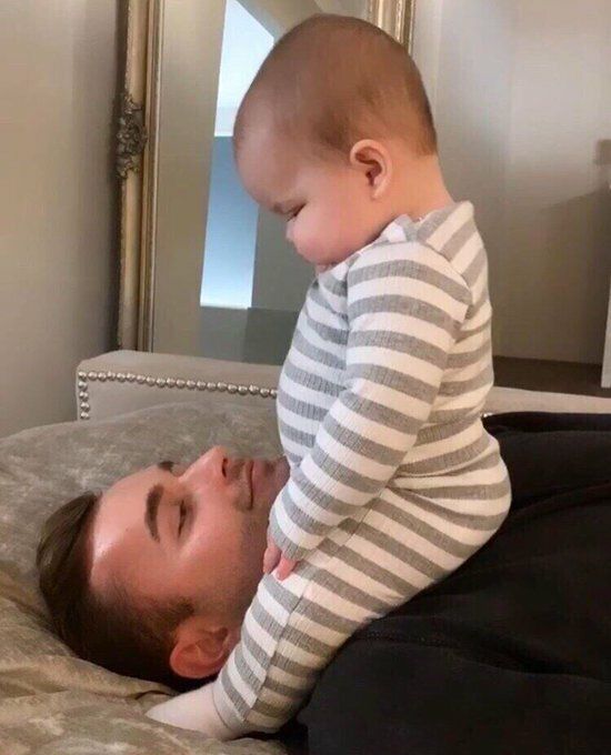 عکس نوزاد با پدر مامان فندق