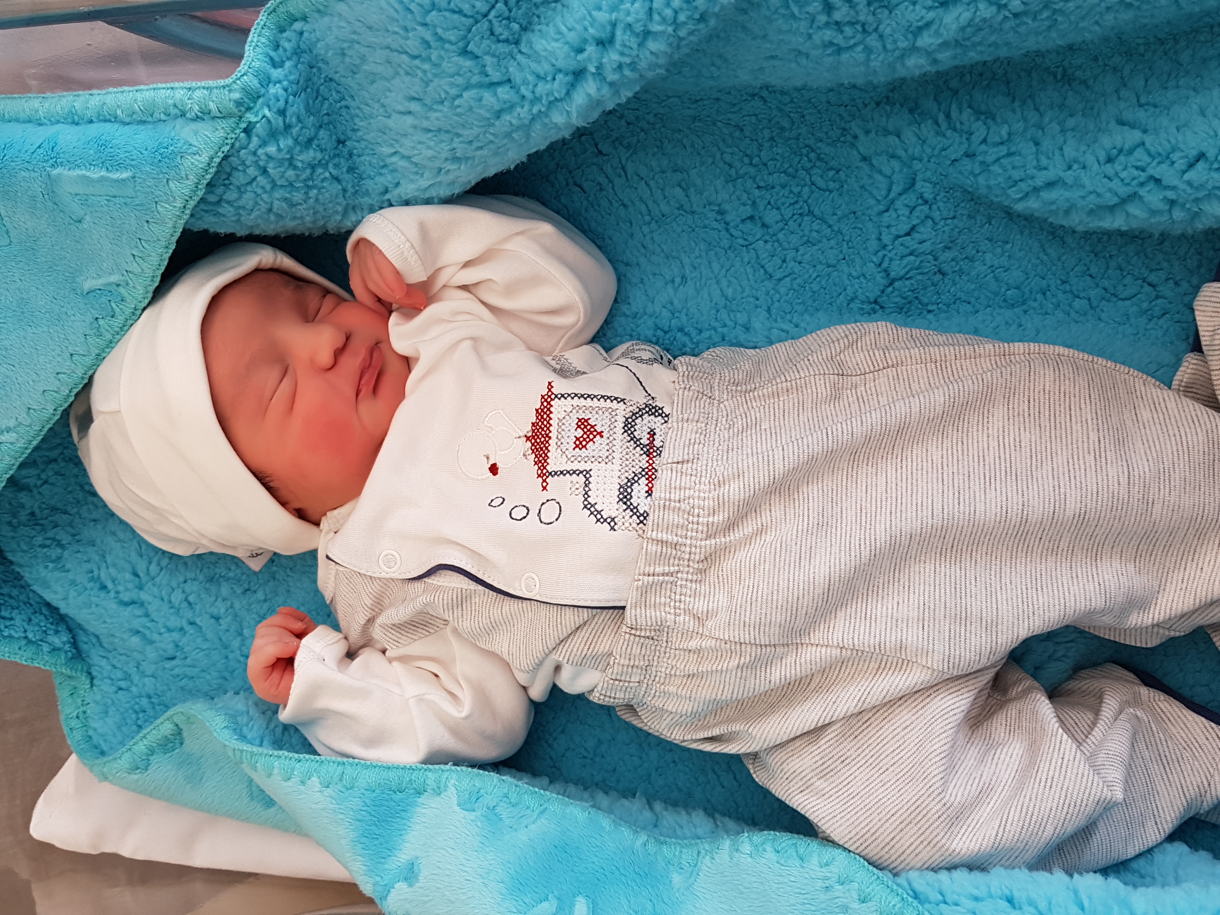 متولد شدن نوزاد علی شفیق