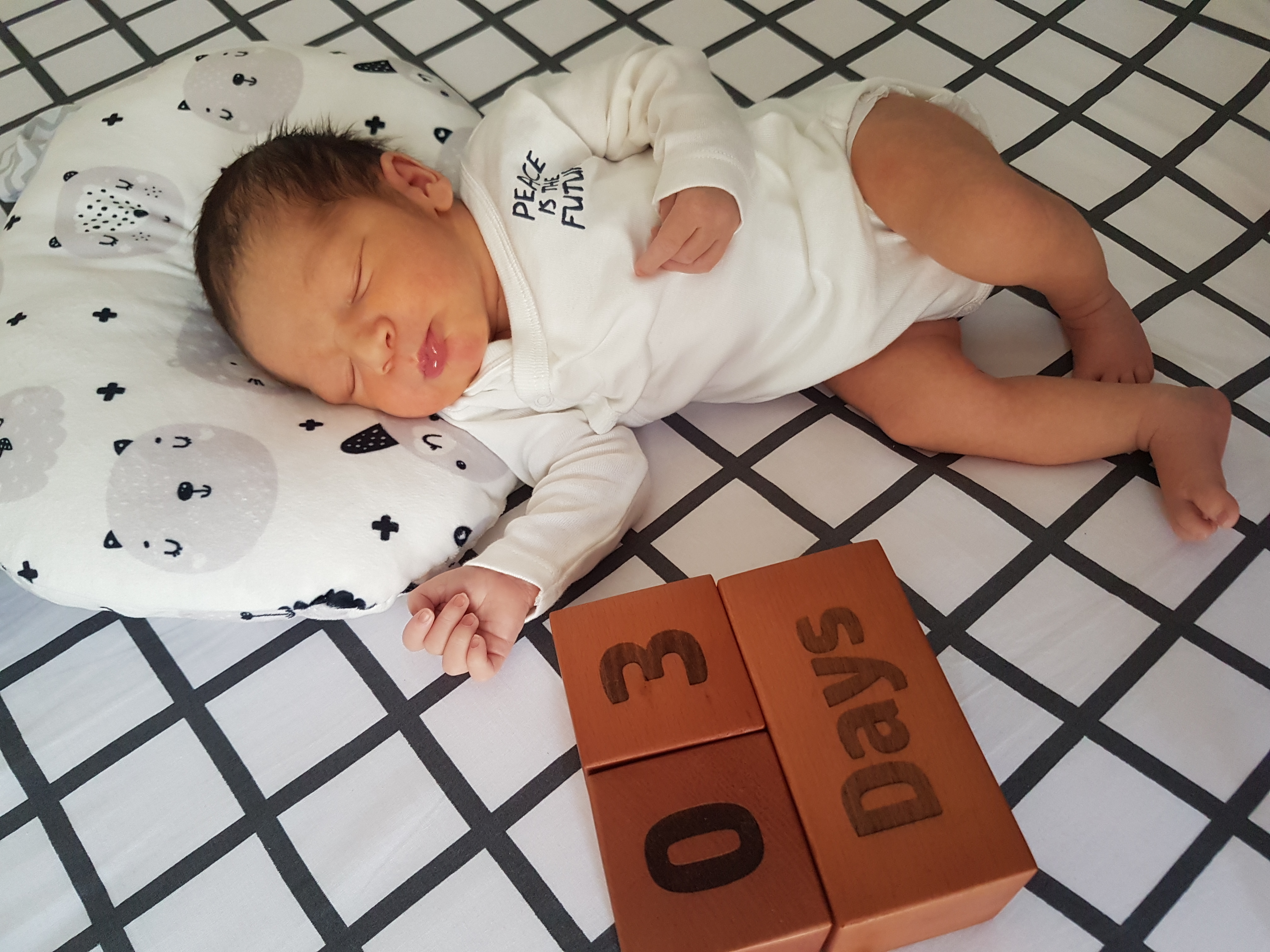 متولد شدن نوزاد آریا جمالی