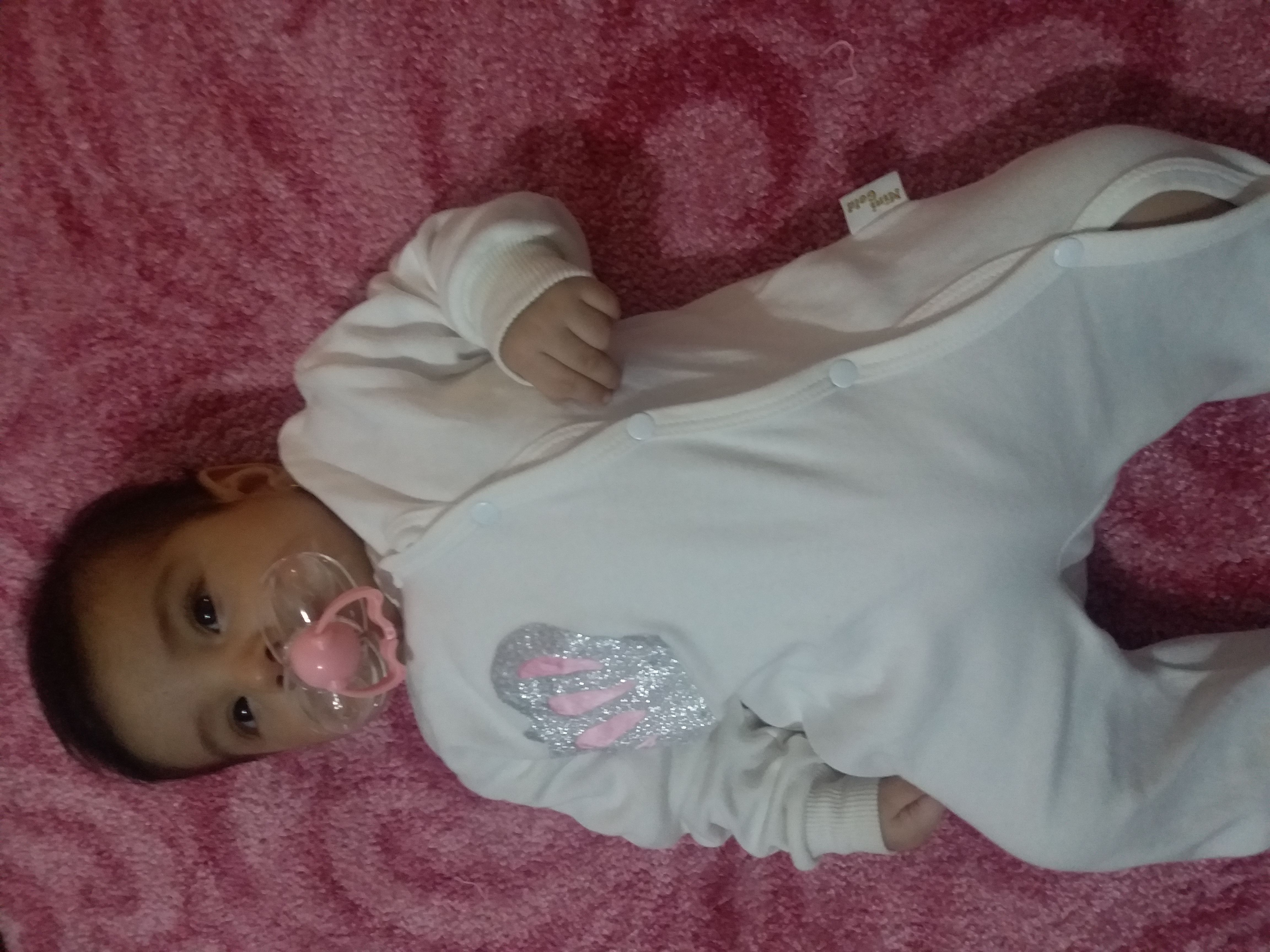 اولین خنده نوزاد زهرا قاسمی