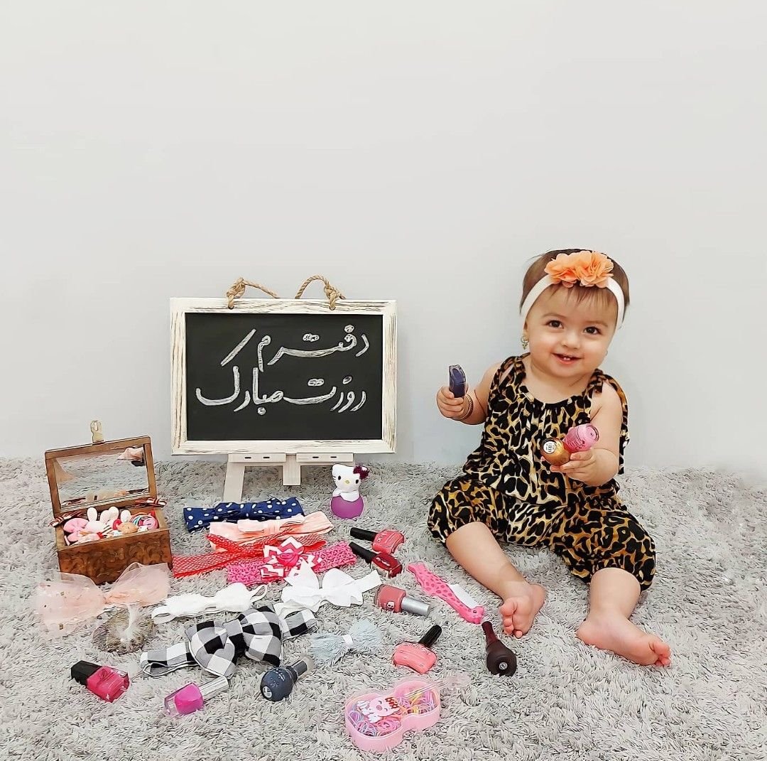 تخته سیاه سفید نورا عزیزی