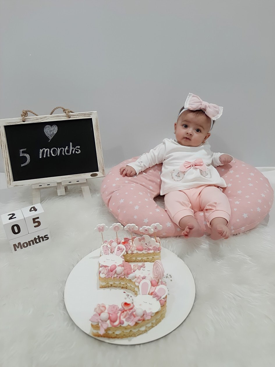 تخته سیاه سفید نورا عزیزی