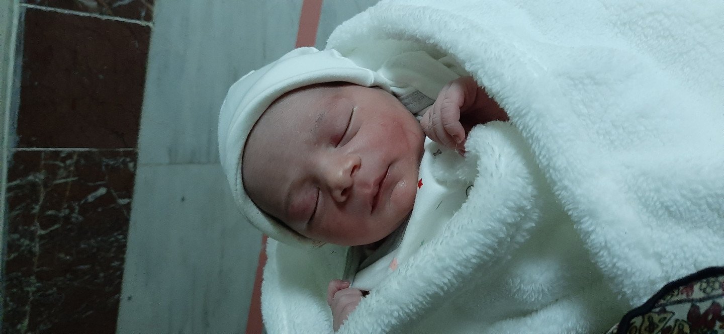 متولد شدن نوزاد کارن کرم زاده