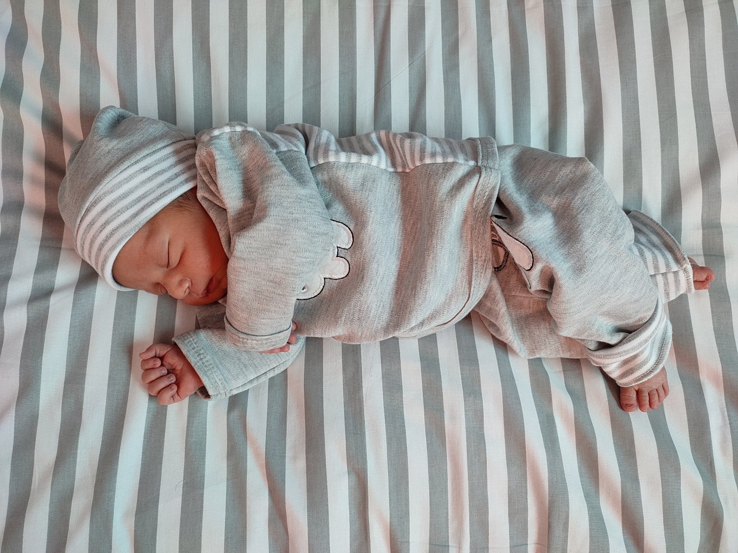 عکس نوزاد پسر رهام فرخی