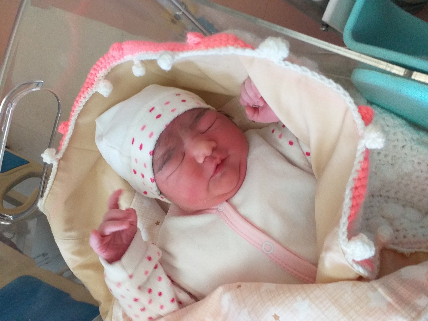 متولد شدن نوزاد نورا محمدی