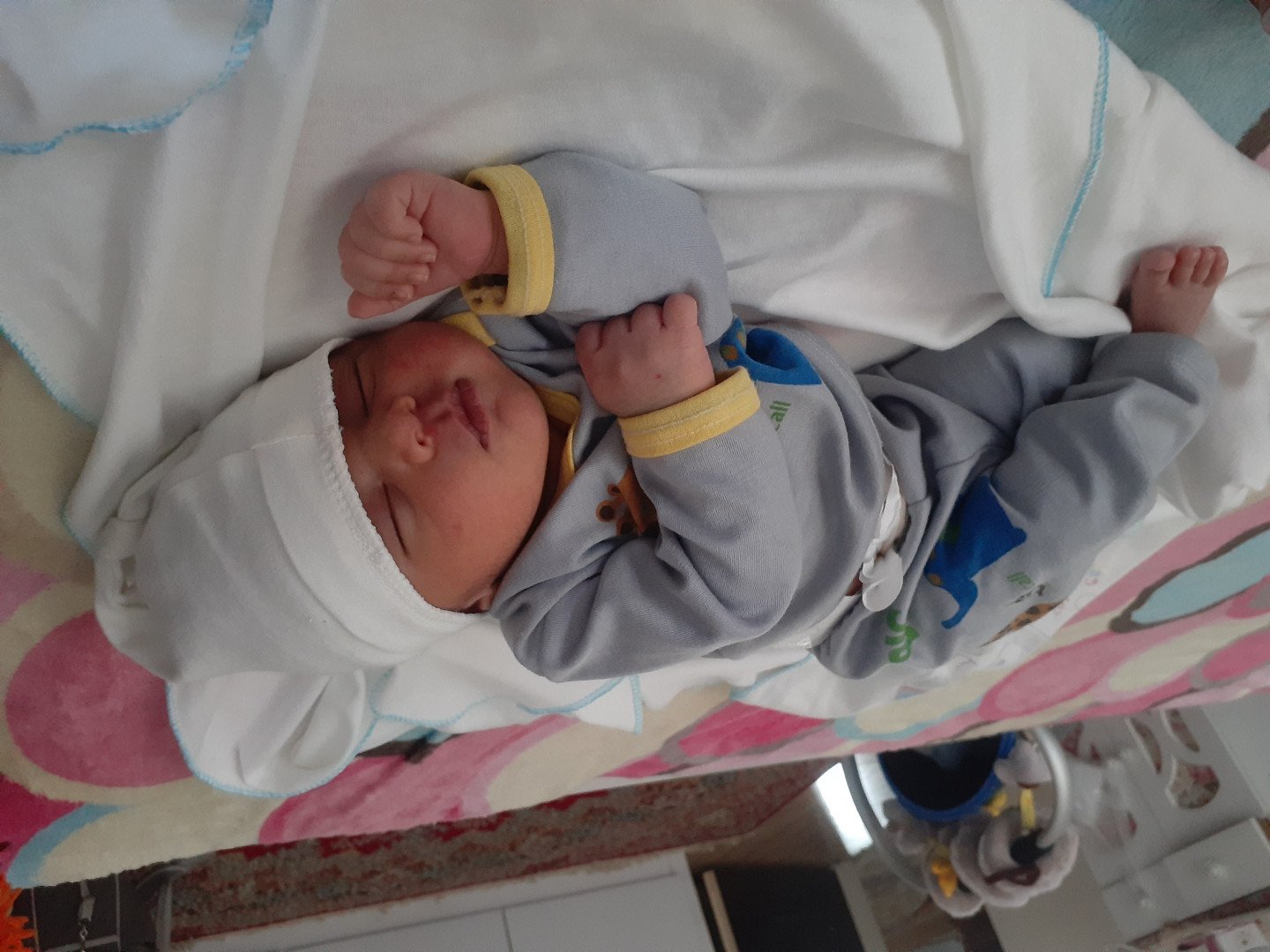 متولد شدن نوزاد مصعب صادقی