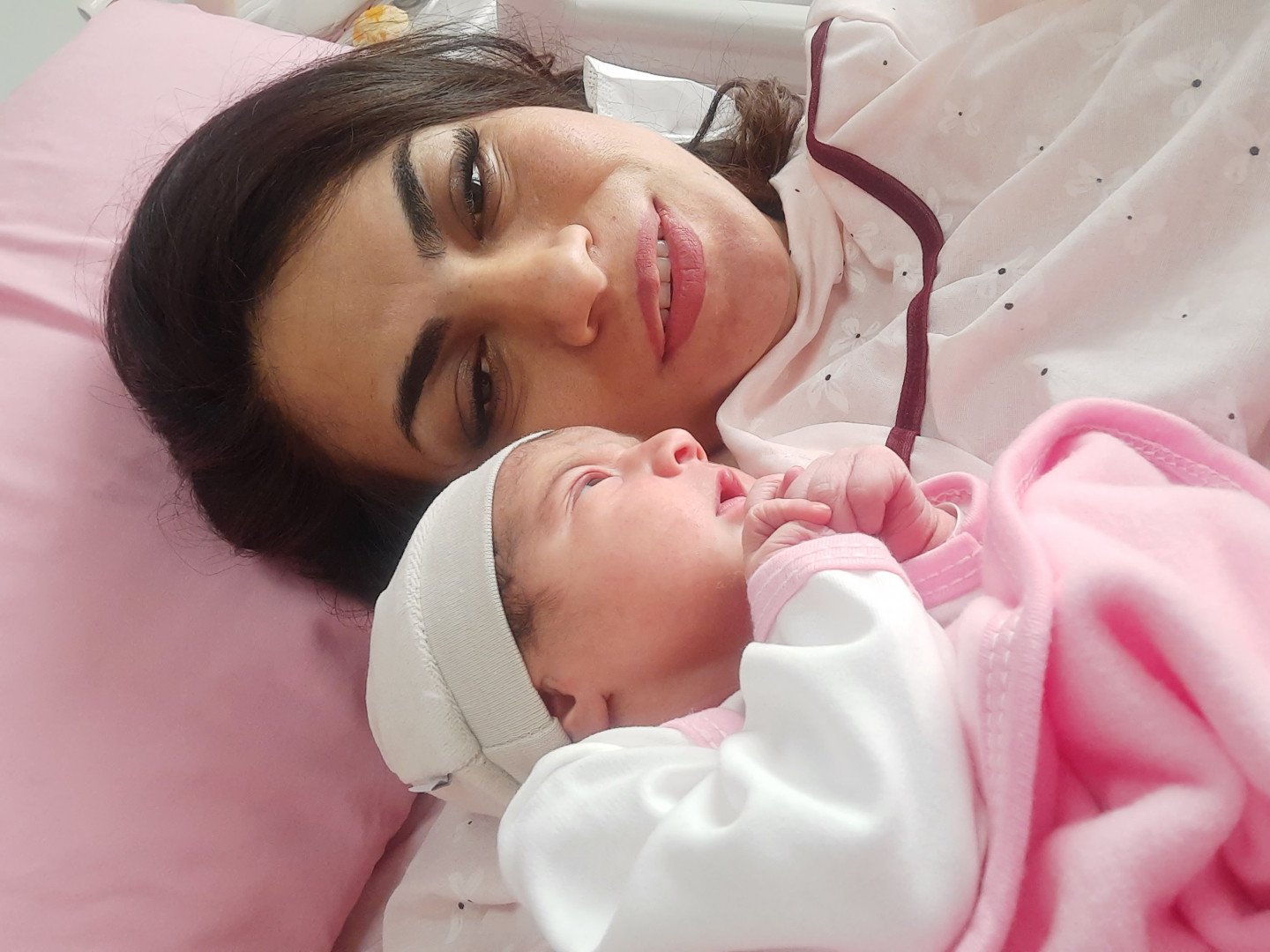 متولد شدن نوزاد آناهل عبدالعلی پور