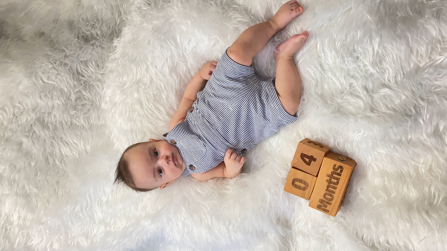 غلتیدن نوزاد یاسان نهنگ زاده