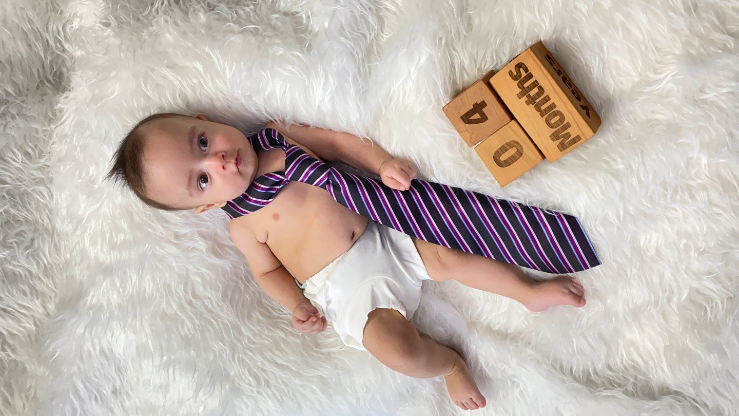 غلتیدن نوزاد یاسان نهنگ زاده