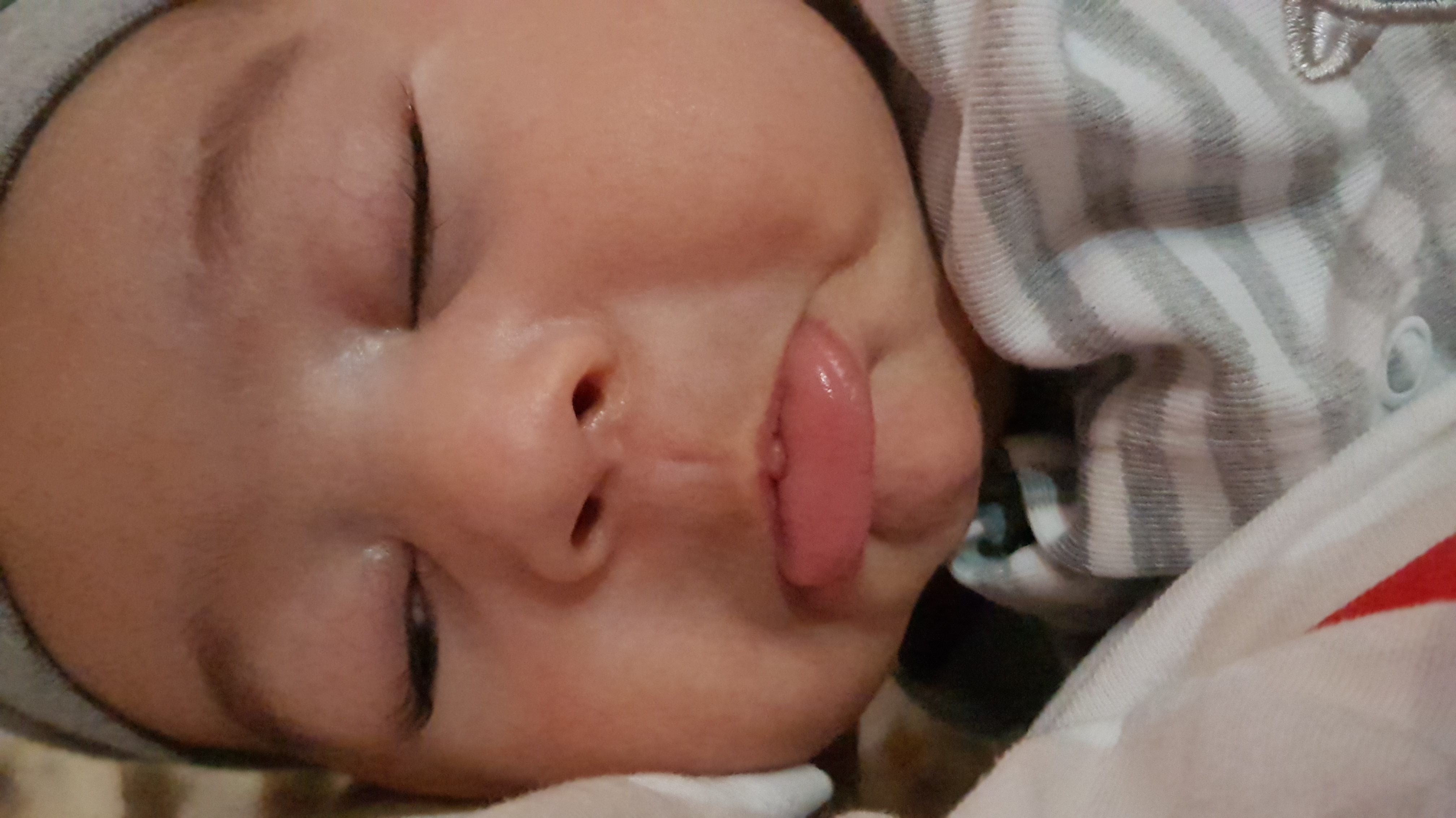 اولین خنده نوزاد لیام الهامی پور