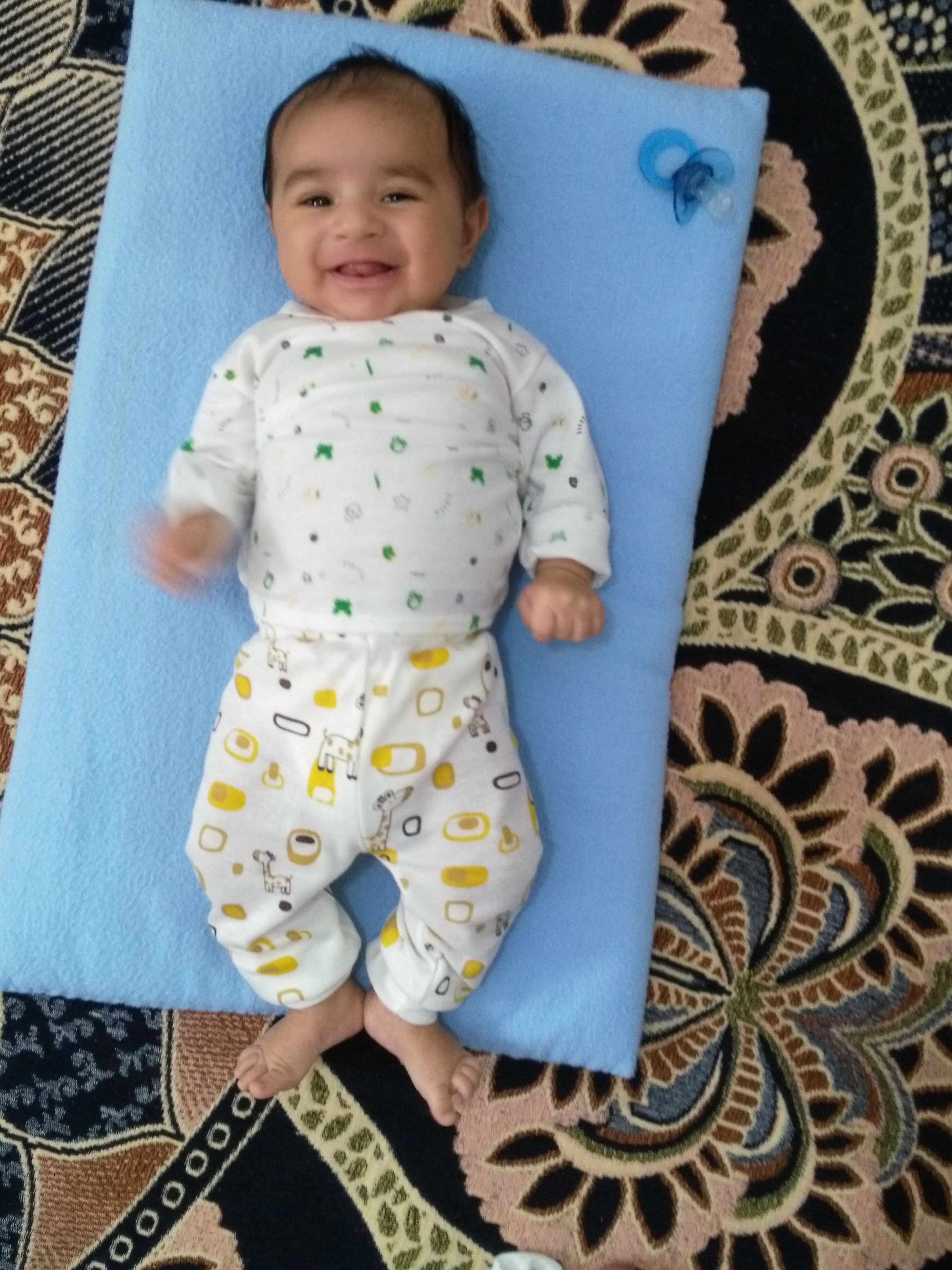 اولین خنده نوزاد رایان ایران خواه